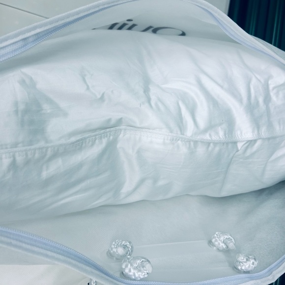 NWOT QUINCE Premium Down Alternative Pillow Soft Standard 4044 - Picture 10 of 11